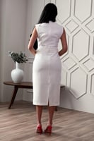 فستان قصير مزين بأبلكية ورد لون ابيض