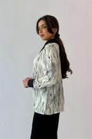 قميص بطبعة زهور وأكمام واسعه