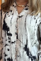 بلوزة بطبعة ماربل لون اسود