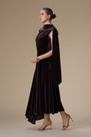 فستان بني ميدي مخمل بوشاح كتف