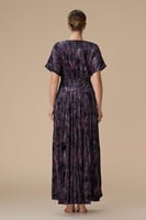 فستان بنفسجي طويل بتطريز