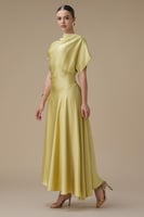 فستان أصفر ميدي بقصة انسيابية وأكمام واسعة