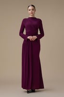 فستان طويل بنفسجي بكسرات جانبية