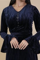 فستان مخملي بفتحة من الأمام لون كحلي