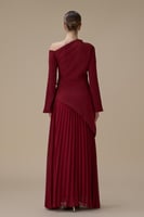 فستان طويل برغندي بكتف واحد