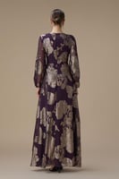 فستان طويل بنفسجي بقصة لف