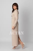 فستان بقصة ضيقة مزين ببروش لون بيج