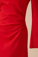 فستان طويل احمر بتصميم كتف واحد