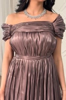 فستان اوف شولدر بكسرات لون بني