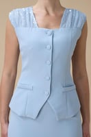 طقم أزرق فاتح بتنورة تول لامعة