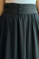 تنورة طويلة بخصر عالي لون اسود