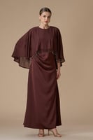 فستان بني طويل بأكمام كيب