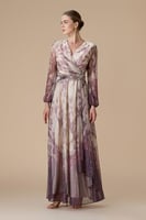 فستان موف طويل بقصة ملتفة مع أكمام شفافة