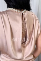 فستان ميدي بياقة لؤلؤ لون بيج