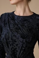 فستان اسود طويل بنقوش مخملية