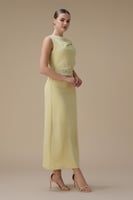 فستان ماكسي بلون أصفر مع تطريز زهري