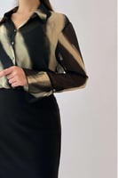 قميص بخطوط مموجة لون اسود