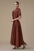 فستان بني ميدي بقصة انسيابية وأكمام واسعة