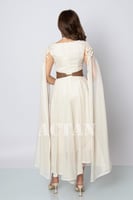 فستان درابية بأكمام كيب لون بيج فاتح