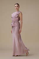 فستان وردي من قطعتين بتطريز ثلاثي الأبعاد