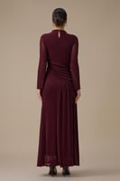 فستان طويل برغندي لامع بكسرات جانبية