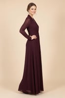 فستان عنابي طويل بقصة ملتفة