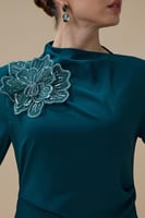 فستان طويل اخضر فاتح بتفصيل زهرة أنيق