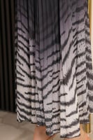 طقم ربيعي قطعتين تنورة وبلوزة بنقش نمري