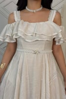 فستان بأكتاف مكشوفة غير متساوي الطول