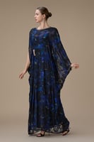 جلابية زرقاء واسعة بتفاصيل لامعة