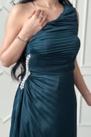 فستان طويل بكتف واحد لون تركواز