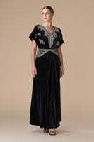 فستان اسود طويل مخمل مطرز