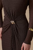 فستان بني طويل بأكمام طويلة