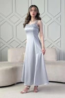 فستان طويل مزين بالكريستال لون رصاصي