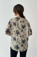 بلوزة تل بطبعة ورود لون كحلي