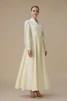 فستان سكري طويل بتطريز ناعم