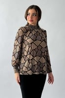 بلوزة تل بياقة مزمومة عالية