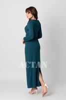 فستان بقصة ضيقة مزين ببروش لون تركواز