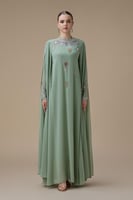 جلابية طويلة مطرزة بأكمام طويلة انسيابية