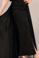 فستان بتصميم مقسم مطرز الصدر بكريستال لون اسود