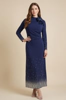 فستان ماكسي بأطراف مزينة بفصوص لون كحلي