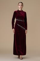 فستان برغندي طويل مخمل مزين بالكريستال