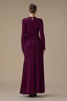 فستان طويل بنفسجي بكسرات جانبية