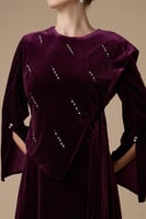 فستان عودي طويل مزين بكريستال وأكمام طويلة