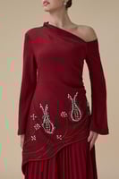 فستان طويل برغندي بكتف واحد