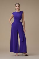 جمبسوت بنفسجي أنيق بقصة واسعة وتفاصيل خصر راقية