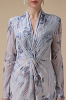 فستان رصاصي طويل بأكمام طويلة بطبعة زهور