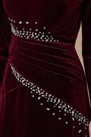 فستان برغندي طويل مخمل مزين بالكريستال