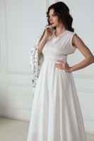 طقم فستان مزموم الخصر بمعطف بقبوع لون ابيض