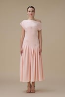 فستان وردي ميدي بكتف واحد وقصة أنثوية